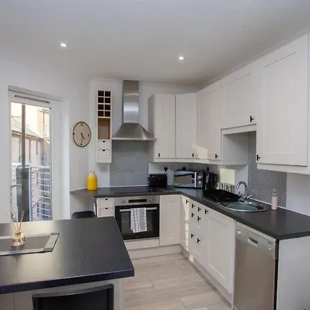 Bright Flat With Balcony And Free Parking * Glasgow