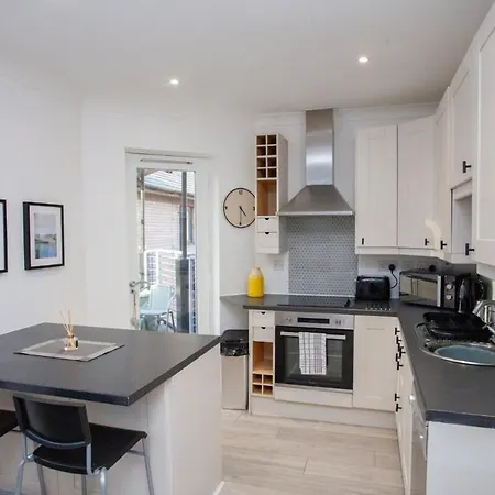 Bright Flat With Balcony And Free Parking * Glasgow