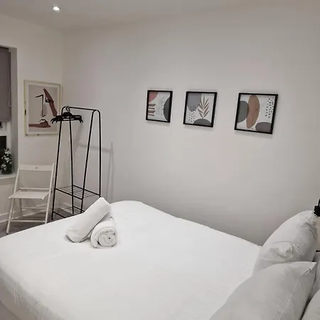 דירה Bright Flat With Balcony And Free Parking גלאזגו