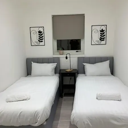 דירה Bright Flat With Balcony And Free Parking גלאזגו
