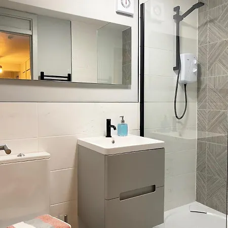 Beautiful West End Flat With Private Parking 아파트