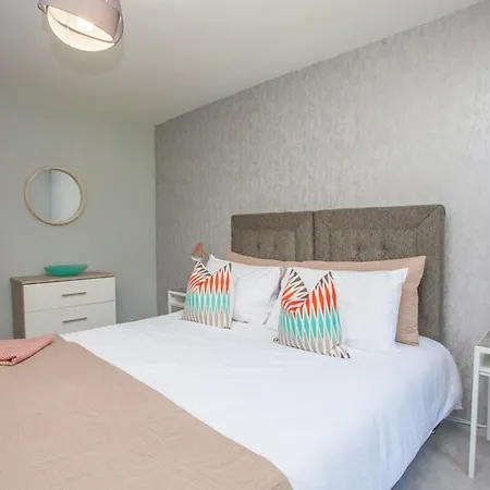 Beautiful West End Flat With Private Parking