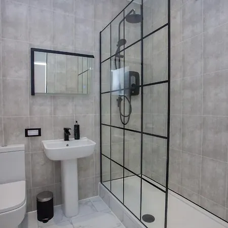 Newly Renovated Appartement *