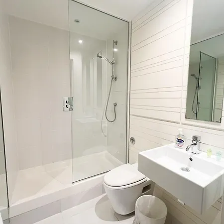 Riverside Retreat With Spectacular Views 아파트 *