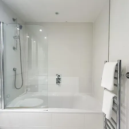 Riverside Retreat With Spectacular Views 아파트