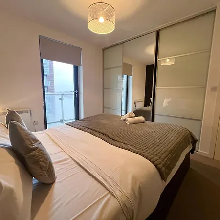 Riverside Retreat With Spectacular Views 아파트 *