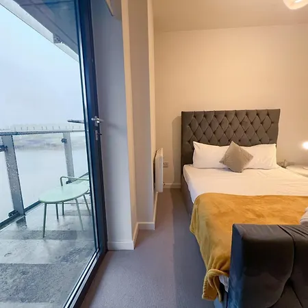 아파트 Riverside Retreat With Spectacular Views *