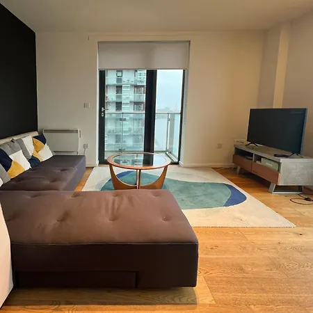 Riverside Retreat With Spectacular Views 아파트 *