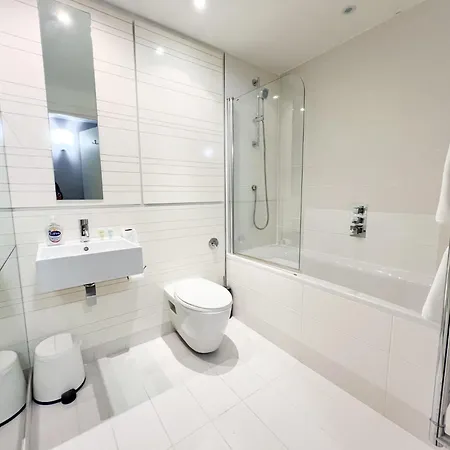 Riverside Retreat With Spectacular Views 아파트 *