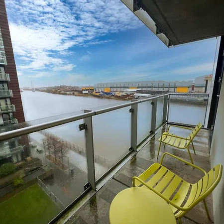 Riverside Retreat With Spectacular Views Apartment *