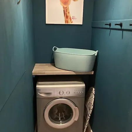 Rustic Floor West End Pad With Balcony, Parking Next To Byers Road, Aston Lane, Uni *