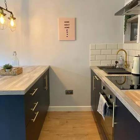 Rustic Floor West End Pad With Balcony, Parking Next To Byers Road, Aston Lane, Uni *