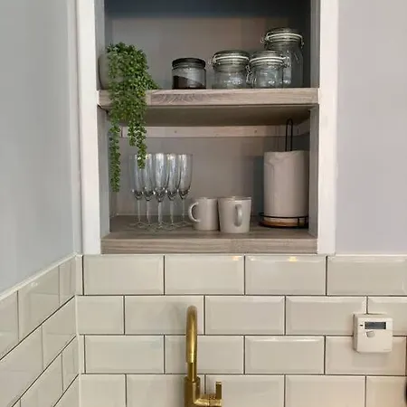 Rustic Floor West End Pad With Balcony, Parking Next To Byers Road, Aston Lane, Uni Apartamento