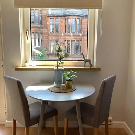 Rustic Floor West End Pad With Balcony, Parking Next To Byers Road, Aston Lane, Uni *