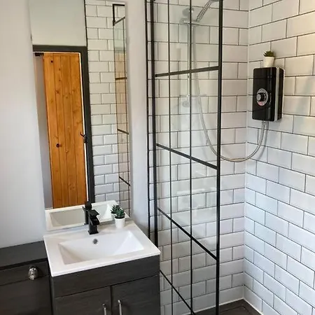 Rustic Floor West End Pad With Balcony, Parking Next To Byers Road, Aston Lane, Uni Apartment