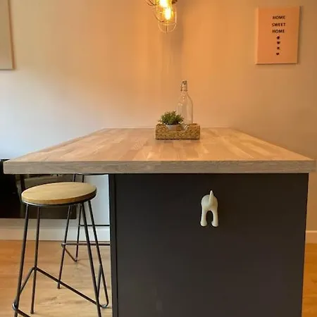Apartment Rustic Floor West End Pad With Balcony, Parking Next To Byers Road, Aston Lane, Uni