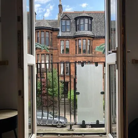 Rustic Floor West End Pad With Balcony, Parking Next To Byers Road, Aston Lane, Uni *