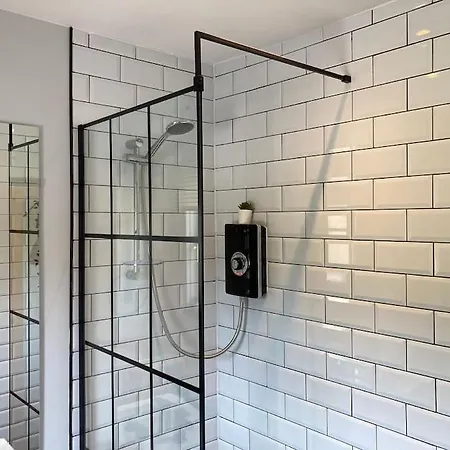 Rustic Floor West End Pad With Balcony, Parking Next To Byers Road, Aston Lane, Uni דירה *