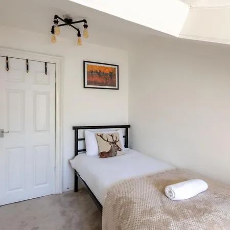 Spacious 3 Bedroom In - Free Parking グラスゴー