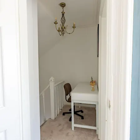 別荘 Spacious 3 Bedroom In - Free Parking