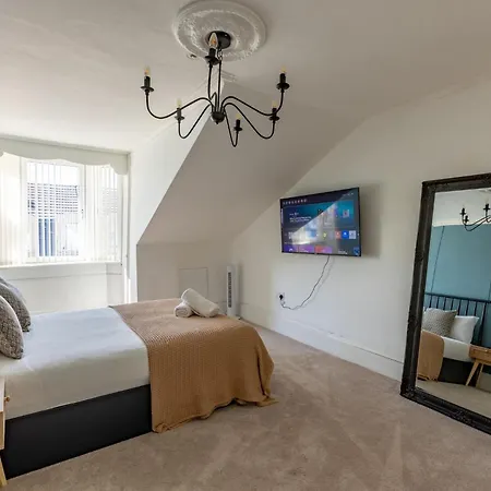 別荘 Spacious 3 Bedroom In - Free Parking