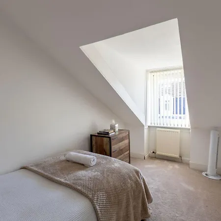 Dom wakacyjny Spacious 3 Bedroom In - Free Parking *