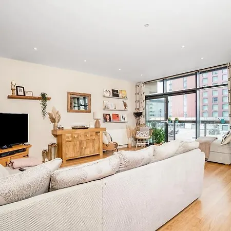 Apartament Luxury Huge Modern Open Plan 2bedroom Flat - Free Private Parking & Balcony Located At The Ovo Hydro And Sec Centre *