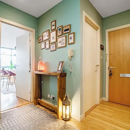 Luxury Huge Modern Open Plan 2bedroom Flat - Free Private Parking & Balcony Located At The Ovo Hydro And Sec Centre