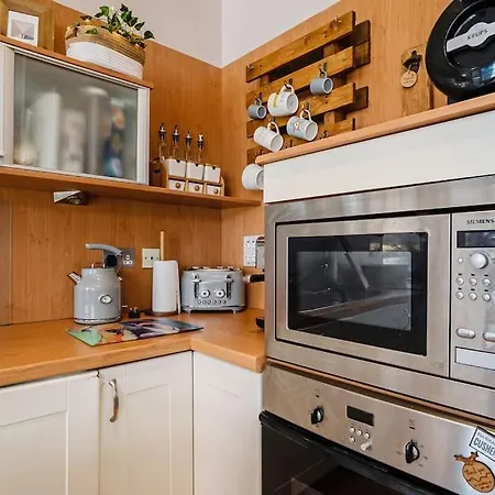 Luxury Huge Modern Open Plan 2bedroom Flat - Free Private Parking & Balcony Located At The Ovo Hydro And Sec Centre