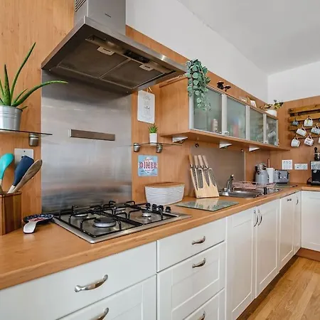 Luxury Huge Modern Open Plan 2bedroom Flat - Free Private Parking & Balcony Located At The Ovo Hydro And Sec Centre