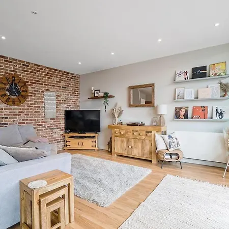 Luxury Huge Modern Open Plan 2bedroom Flat - Free Private Parking & Balcony Located At The Ovo Hydro And Sec Centre