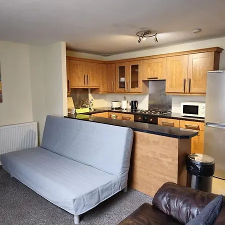 2 Bedroom Modern Stylish In Centre