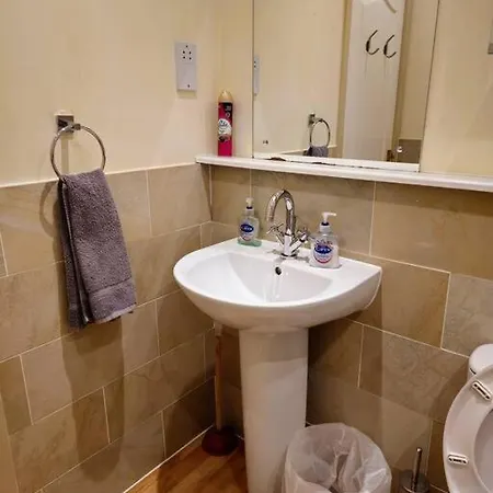 Apartment 2 Bedroom Modern Stylish In Centre *