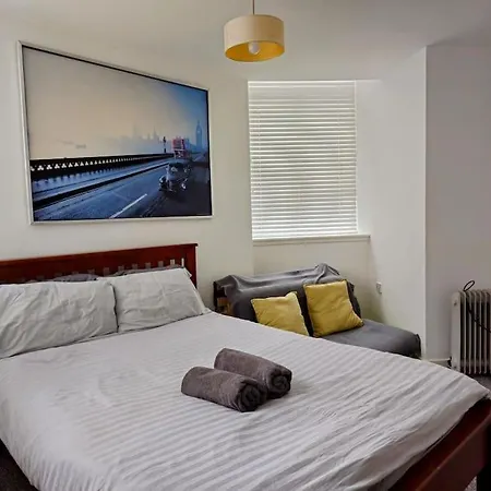 Apartment 2 Bedroom Modern Stylish In Centre *