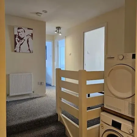 2 Bedroom Modern Stylish In Centre