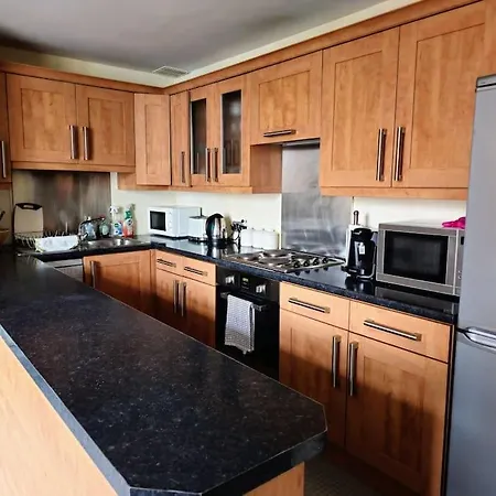 Apartment 2 Bedroom Modern Stylish In Centre