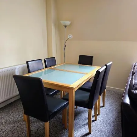 Apartment 2 Bedroom Modern Stylish In Centre *