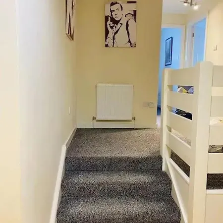 2 Bedroom Modern Stylish In Centre Glasgow