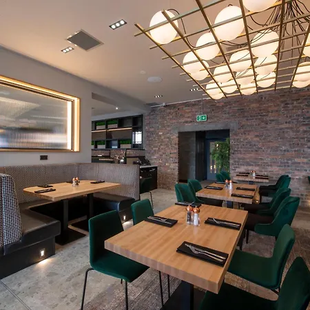 Sandman Signature Hotel 4*