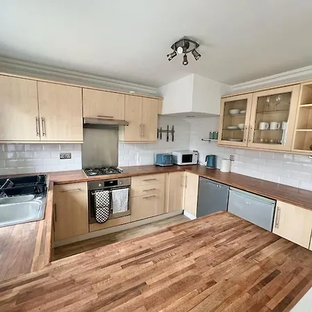 Ideal 3 Bed In With Free Parking * Glasgow