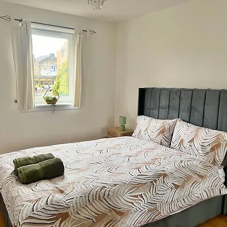 Ideal 3 Bed In With Free Parking Holiday home *