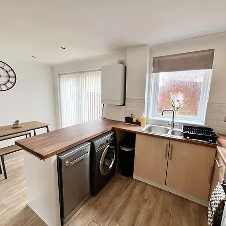 Ideal 3 Bed In With Free Parking Holiday home *