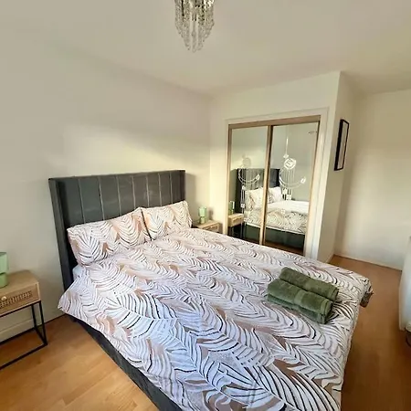 Ideal 3 Bed In With Free Parking Holiday home Glasgow
