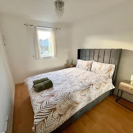 Ideal 3 Bed In With Free Parking Holiday home *