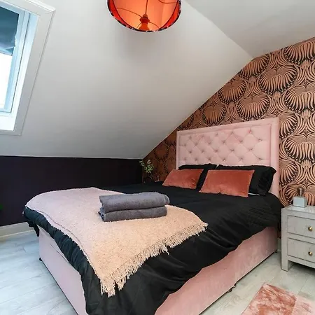 The Rose- Stylish Penthouse 2 Bed Centre With Free Parking & Lift Glasgow