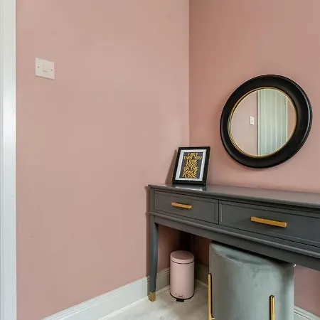 The Rose- Stylish Penthouse 2 Bed Centre With Free Parking & Lift