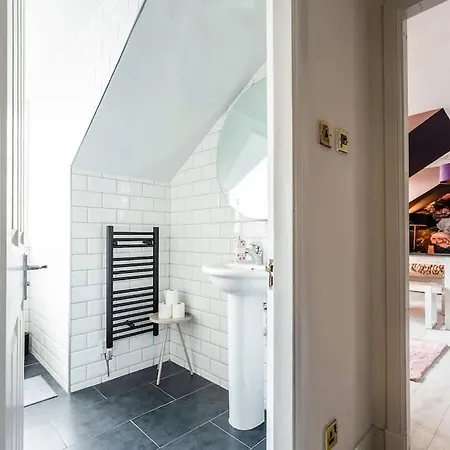 The Rose- Stylish Penthouse 2 Bed Centre With Free Parking & Lift Apartment Glasgow