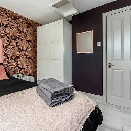 The Rose- Stylish Penthouse 2 Bed Centre With Free Parking & Lift Glasgow