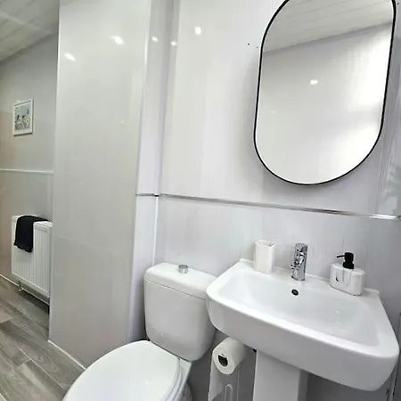 Spacious Haven With Free Parking *