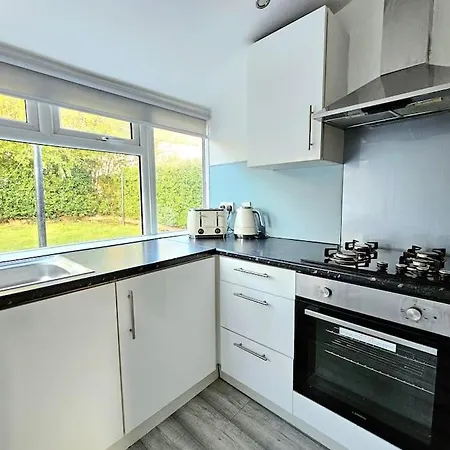 Spacious Haven With Free Parking Holiday home